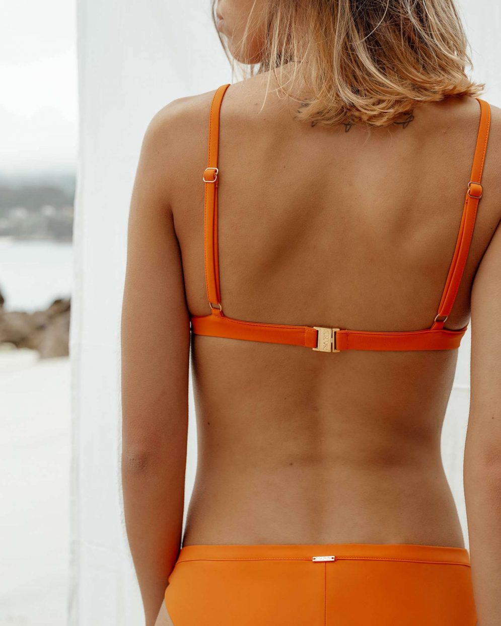 Bikini Falesia Naranja de NARE® Swimwear - Vista trasera
